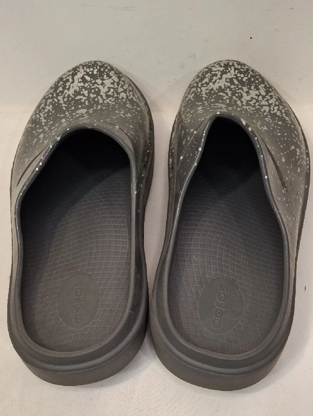 OOFOS Men's Black Slip-On Clogs with Silver Speckle. Great Almost New Casual